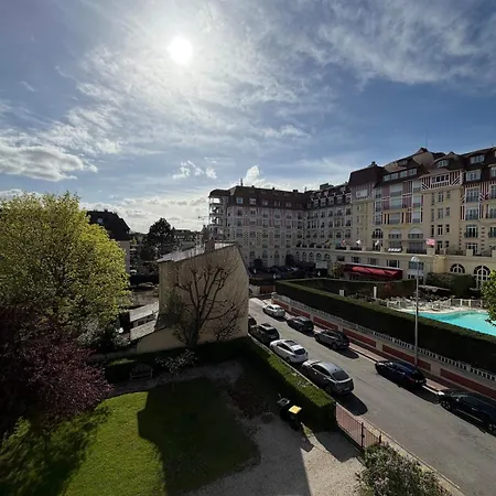 Dans Deauvillaise Avec Grand Jardin, Face à Royal, Entièrement Rénové, Vue Royal Et Vue Mer, 4 Couchages