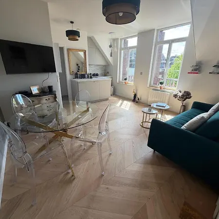 Dans Deauvillaise Avec Grand Jardin, Face à Royal, Entièrement Rénové, Vue Royal Et Vue Mer, 4 Couchages * Deauville