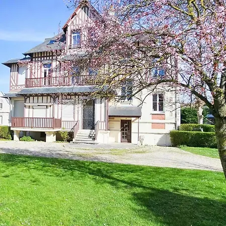Dans Deauvillaise Avec Grand Jardin, Face à Royal, Entièrement Rénové, Vue Royal Et Vue Mer, 4 Couchages Appartamento *