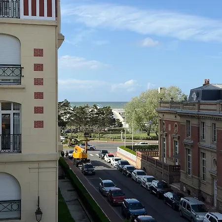 Dans Deauvillaise Avec Grand Jardin, Face à Royal, Entièrement Rénové, Vue Royal Et Vue Mer, 4 Couchages * Deauville