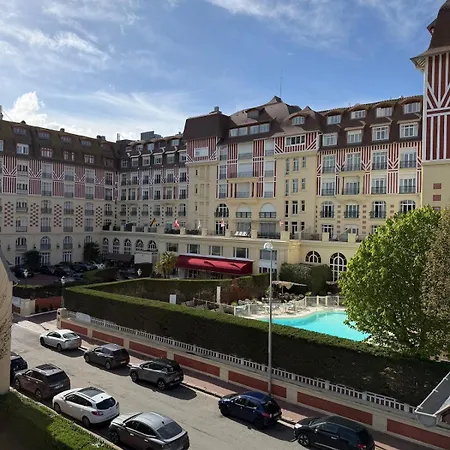 Dans Deauvillaise Avec Grand Jardin, Face à Royal, Entièrement Rénové, Vue Royal Et Vue Mer, 4 Couchages *