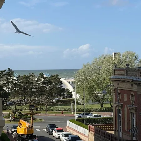 Dans Deauvillaise Avec Grand Jardin, Face à Royal, Entièrement Rénové, Vue Royal Et Vue Mer, 4 Couchages Appartamento Deauville