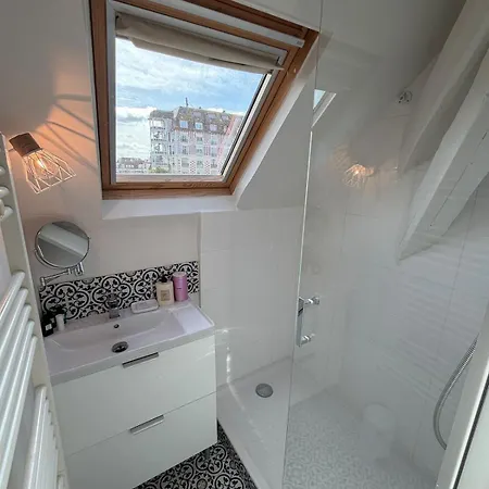 Dans Deauvillaise Avec Grand Jardin, Face à Royal, Entièrement Rénové, Vue Royal Et Vue Mer, 4 Couchages Appartamento