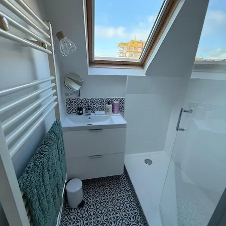 Dans Deauvillaise Avec Grand Jardin, Face à Royal, Entièrement Rénové, Vue Royal Et Vue Mer, 4 Couchages Deauville